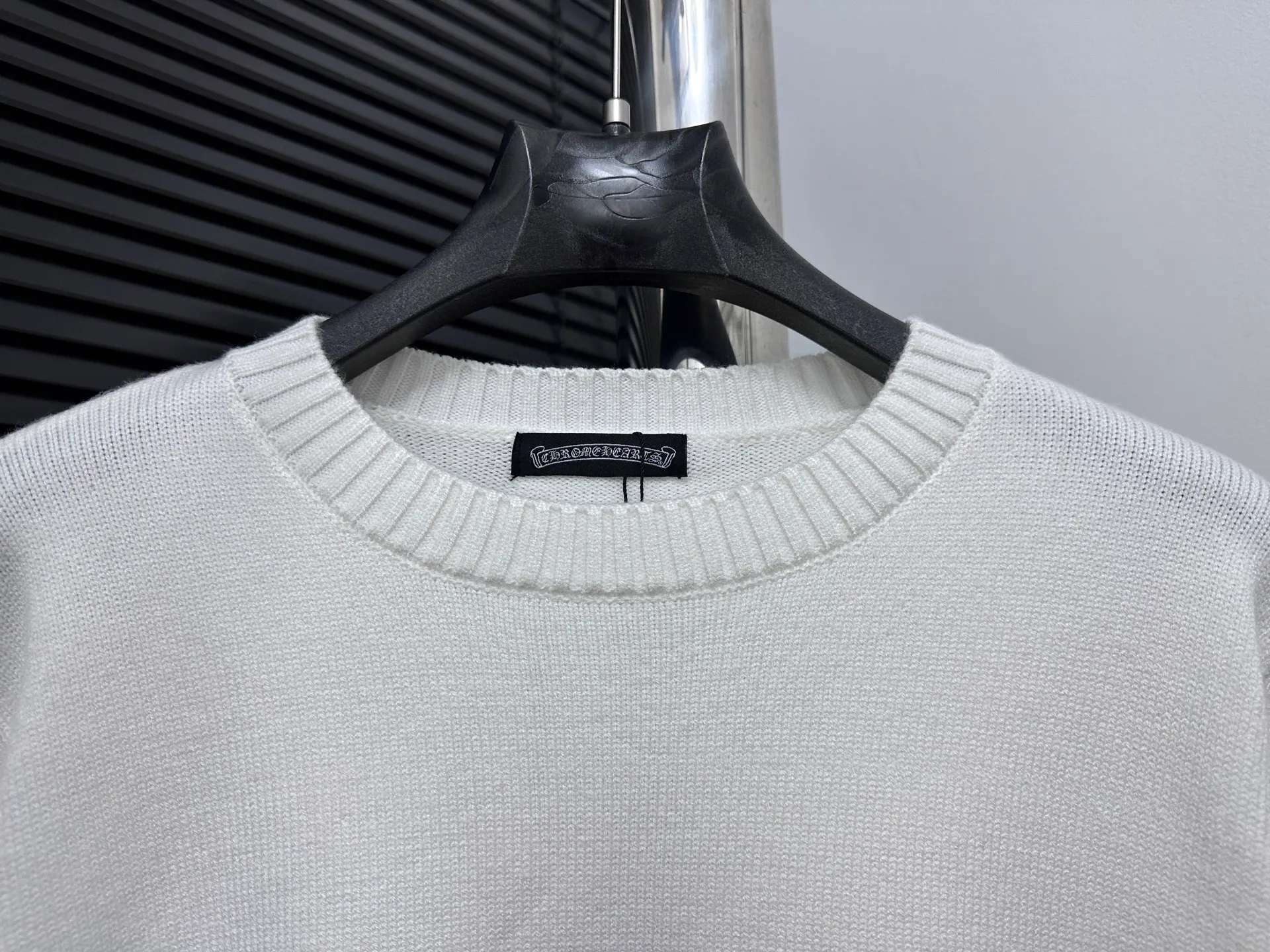 ￼ P250 【Chrome Hearts】Chrome Hearts' new cross-knitted jacquard appliquéd crew neck sweater. Contains 20% wool. The item is made of custom-dyed and custom-spun yarn and purchased from the original version. A full set of customized accessories. Details determine success or failure. A new model for autumn and winter. It is soft and delicate and does not tie the body. The upper body effect is very nice. Loose fit. Same style for men and women. Color: White Black Size: S-L